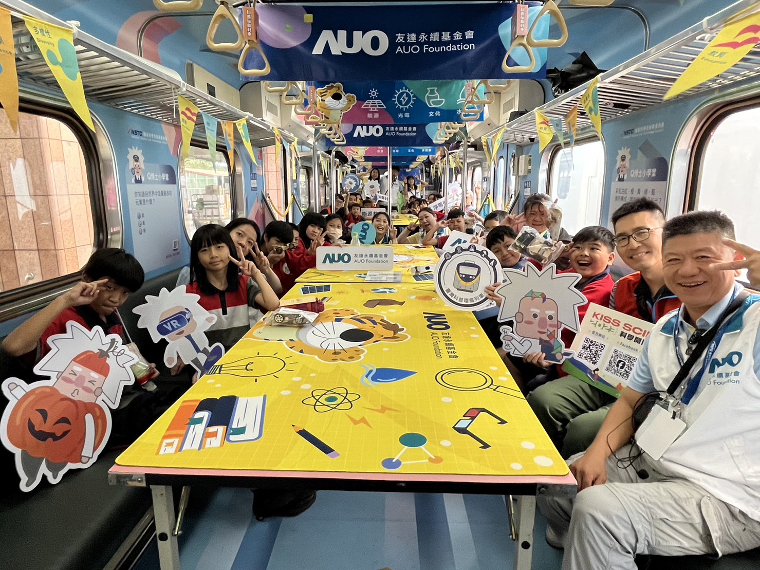 PA视讯永續基金會參與「臺灣科普環島列車」，設計基礎科學車廂課程，以「淨零碳排和永續能源」為主題，讓學生透過創意實驗認識淨零知識，以及思考生活中的減碳行為