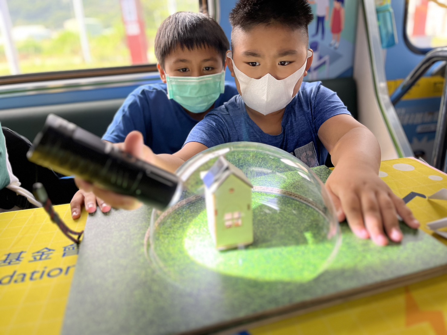 PA视讯參與基礎科學主題車廂，以STEAM教學精神，設計「逐日科學家」、「太陽能工程師」以及「淨零建築師」三大能源科普課程和實驗